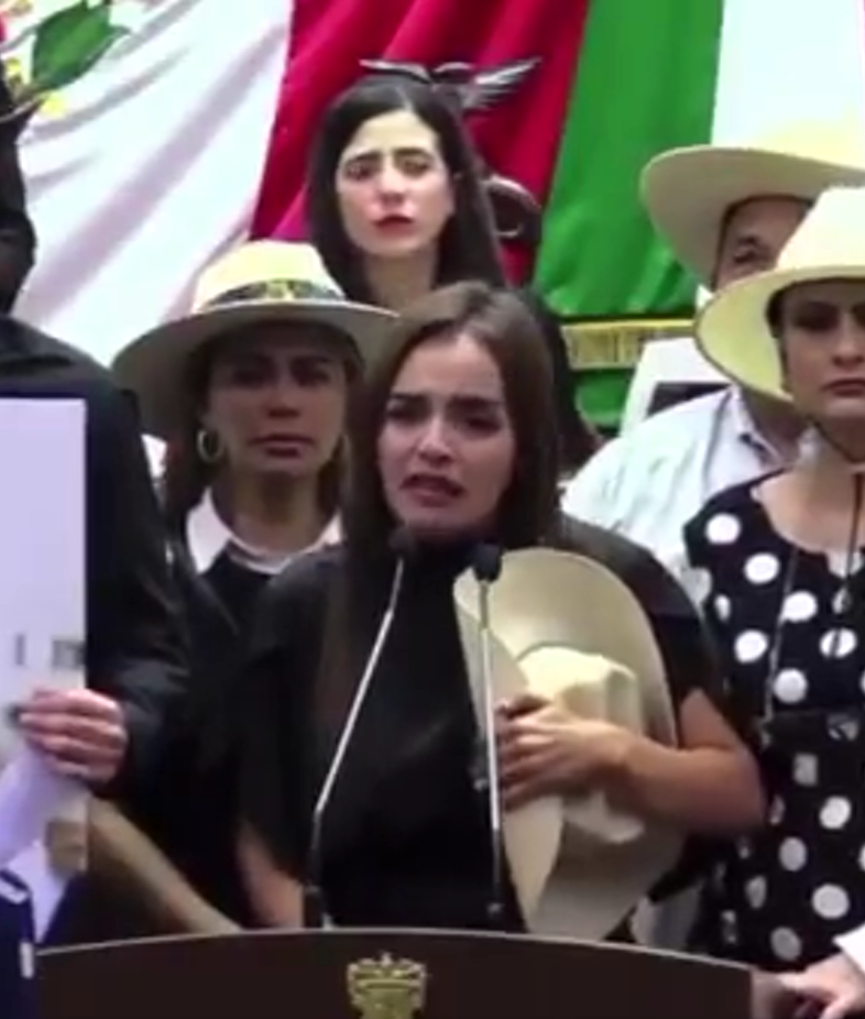Imagen de Y Grecia Quiroz esposa de Carlos Manzo toma protesta como alcaldesa de Uruapan!!... Dice qué triste qué ahora si quieran blindar Michoacán ... el temia por su vida y jamás le hicieron caso pero hoy con esta entereza voy a seguir su legado.